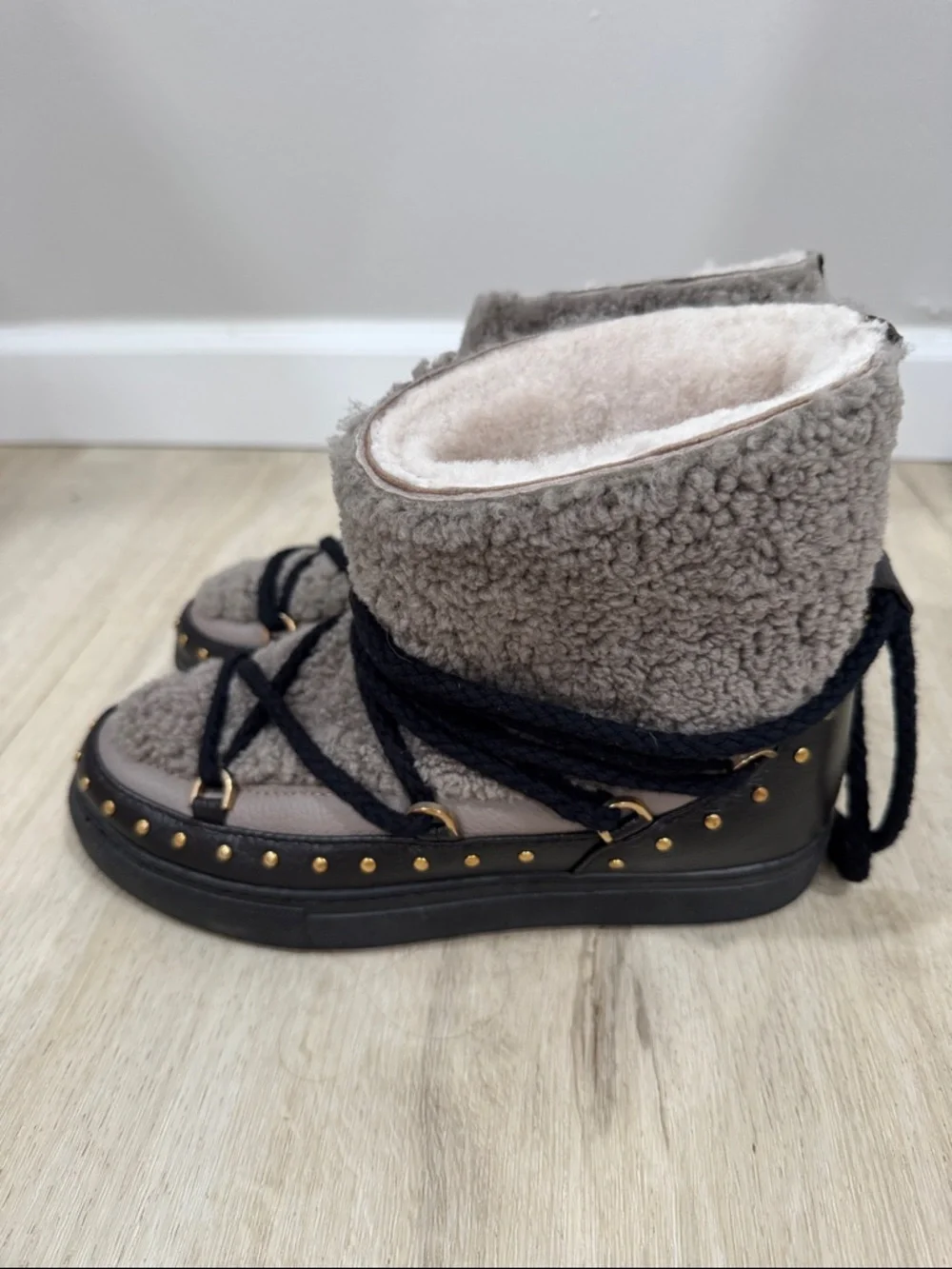 Inuikii Anthropologie Curly Rock Brown Sherpa Lace-Up Winter Boots Cozy Bold